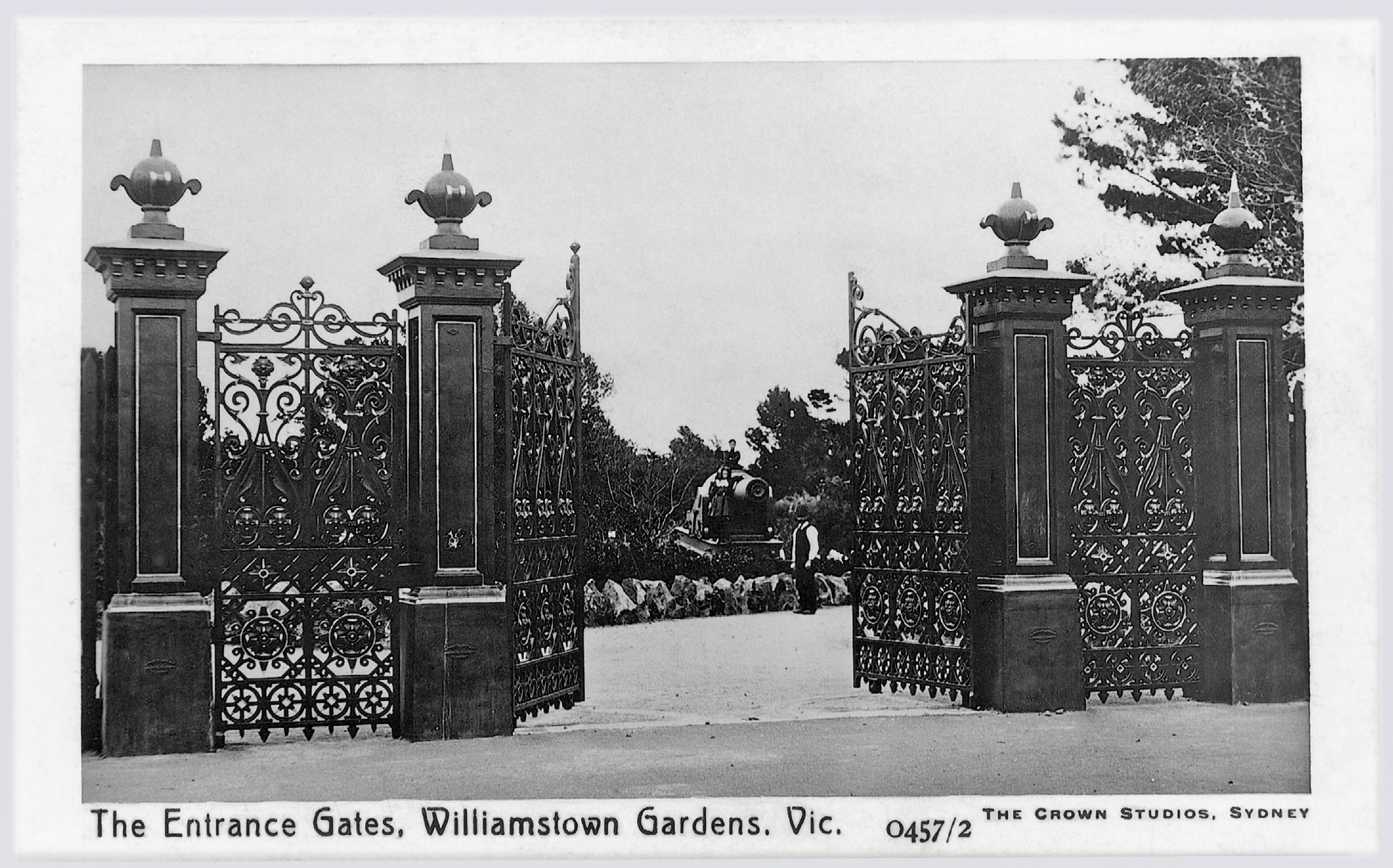 Postcard-7-The-Entrance-Gates-Williamstown-Botanic-Gardens.jpg